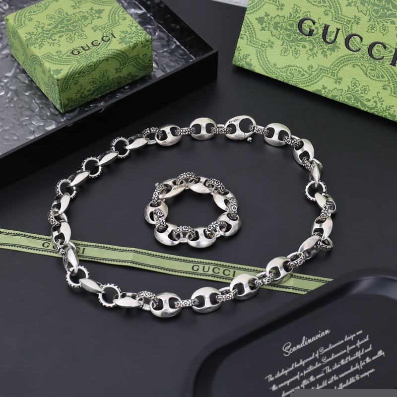 G*u*i necklaces